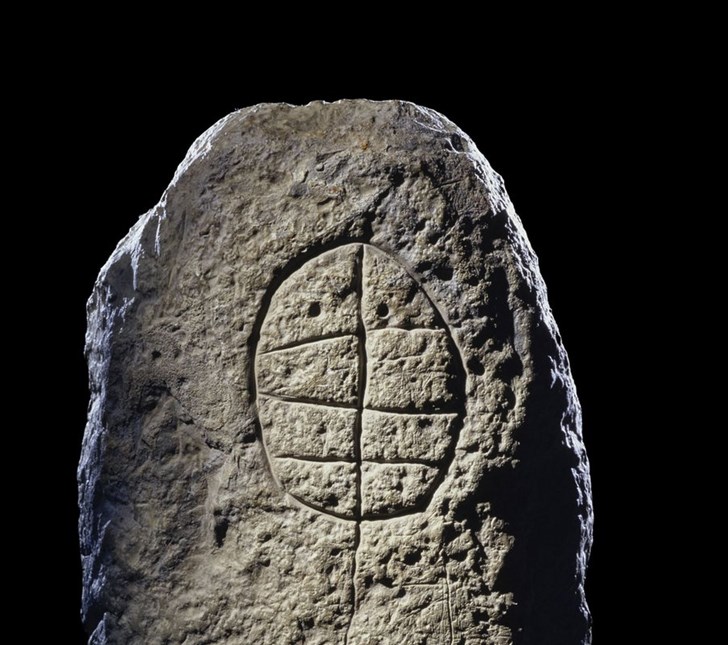 The motif of the “Dolmen Goddess” on the Langeneichstädt menhir. © LDA Saxony-Anhalt, photo: J. Lipták. https://www.emuseum-himmelswege.de/en/archaeostories/langeneichstaedt