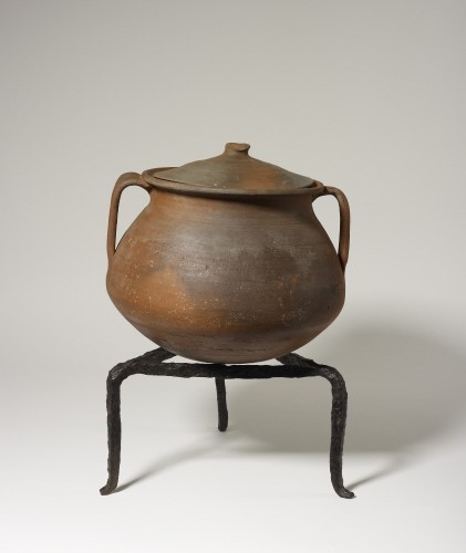 Pottery cooking pot (caccabus) on an iron tripod, House of the Tragic Poet, Pompeii. https://www.bmimages.com/preview.asp?image=01159232001