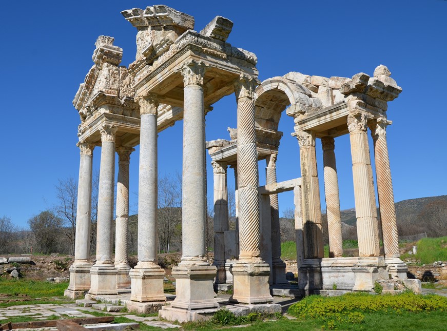 The Tetrapylon of Aphrodisias in Caria