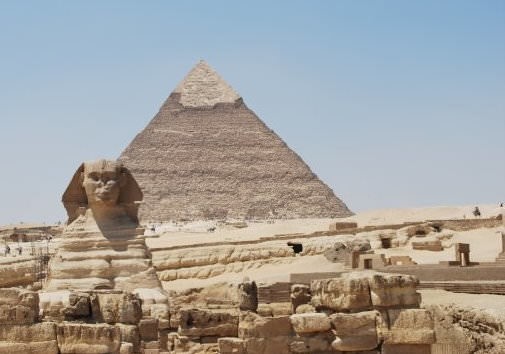A view of a part of the Giza monuments : the sphinx and the Kephren pyramid