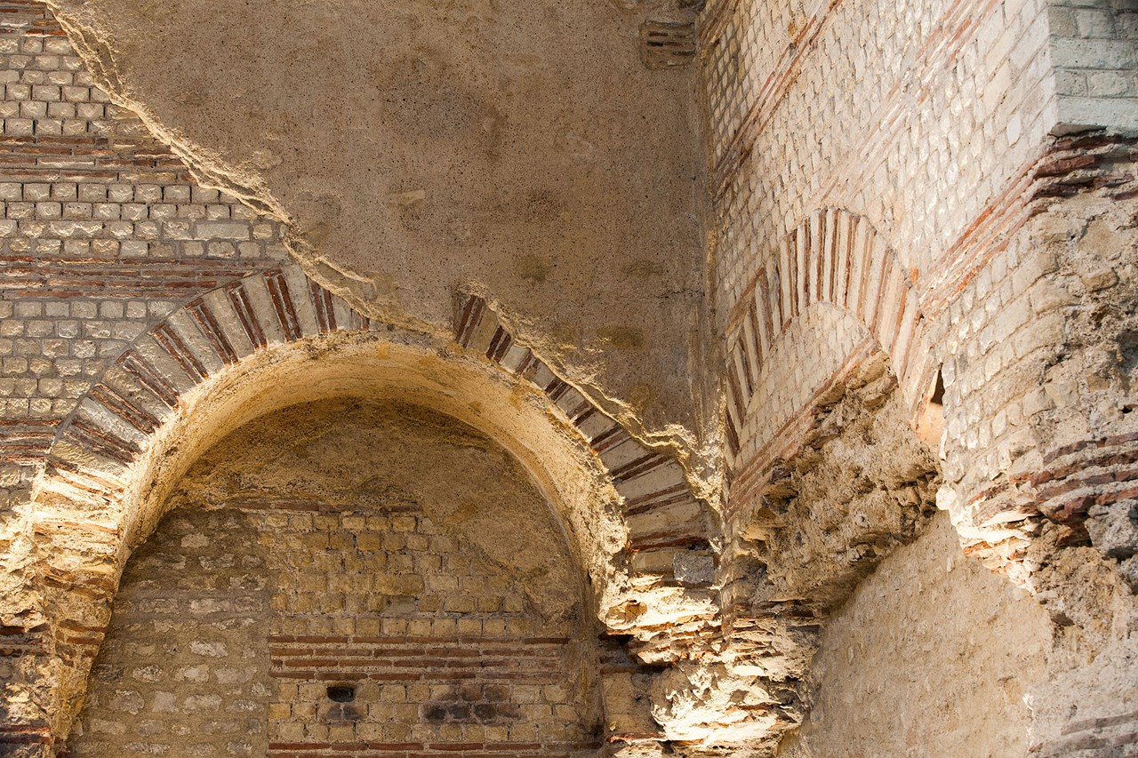 Opus vittatum at the Thermes de Cluny, (frigidarium) https://en.wikipedia.org/wiki/Opus_vittatum#/media/File:Visite_H%C3%B4tel_de_Cluny_07_juillet_2015_4386.jpg